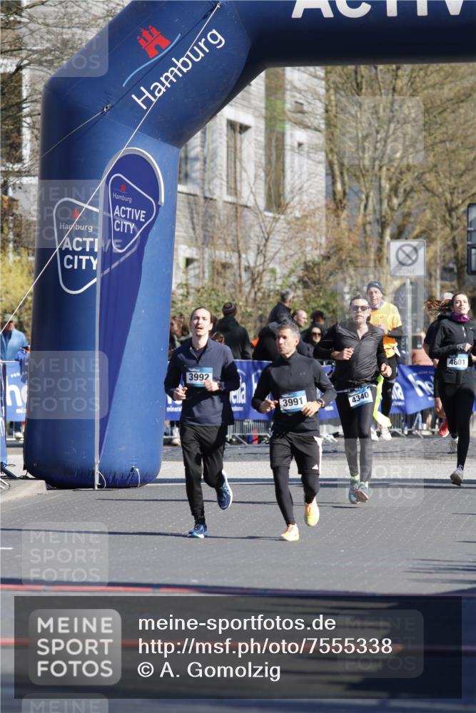 06.04.2025 - 44. Internationalen Wilhelmsburger Insellauf A. Gomolzig http://msf.ph/oto/7555338 06.04.2025 10:45:10 Ziel 3603, 3789, 4039, 4361 meine-sportfotos.de