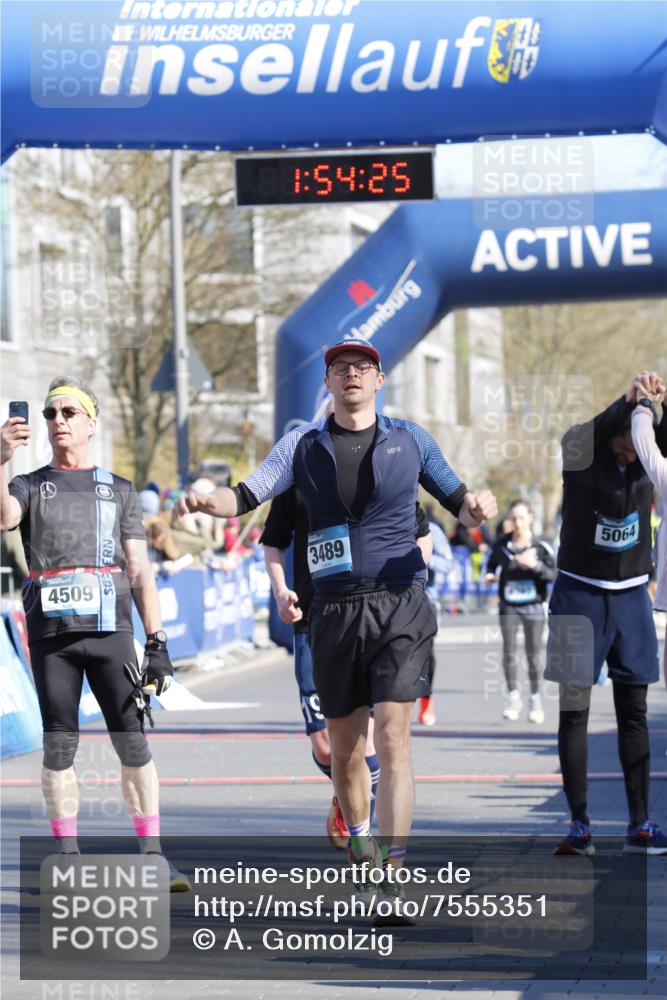 06.04.2025 - 44. Internationalen Wilhelmsburger Insellauf A. Gomolzig http://msf.ph/oto/7555351 06.04.2025 10:44:23 Ziel 3057, 3232, 3489, 4429, 5064 meine-sportfotos.de