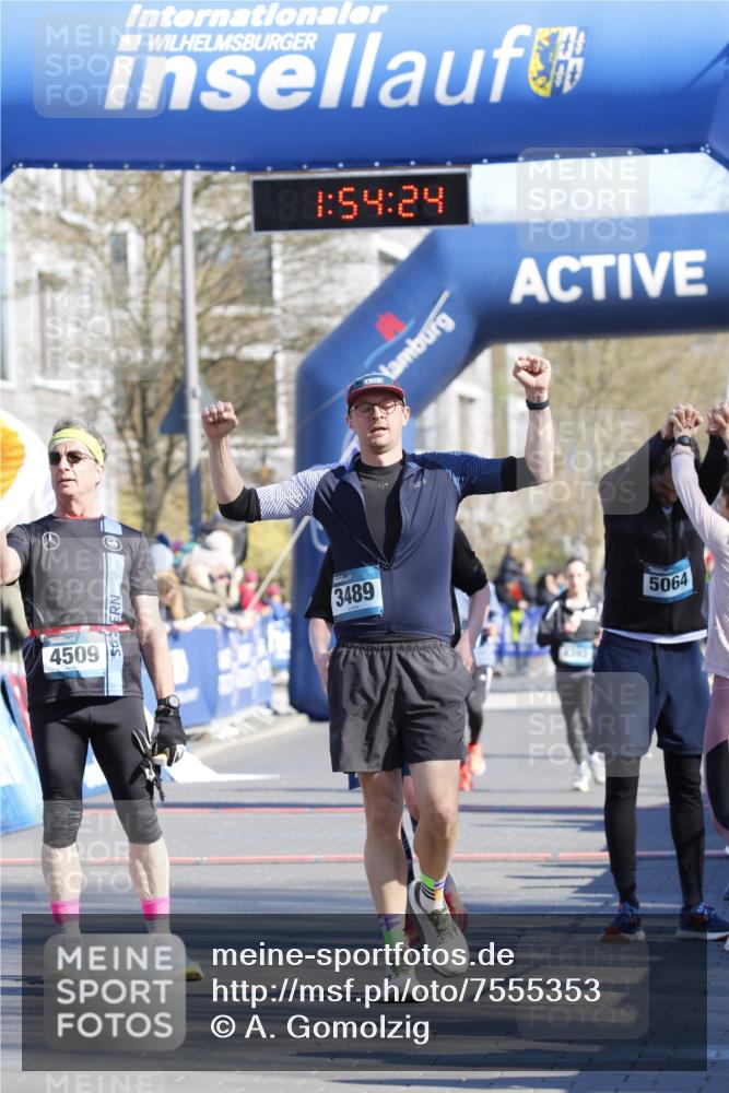 06.04.2025 - 44. Internationalen Wilhelmsburger Insellauf A. Gomolzig http://msf.ph/oto/7555353 06.04.2025 10:44:23 Ziel 3057, 3232, 3489, 4429, 5064 meine-sportfotos.de