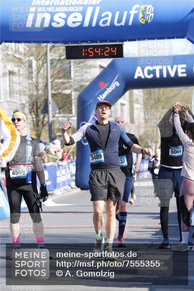 06.04.2025 - 44. Internationalen Wilhelmsburger Insellauf A. Gomolzig http://msf.ph/oto/7555355 06.04.2025 10:44:22 Ziel 3057, 3232, 3489, 4397, 4429, 5064 meine-sportfotos.de