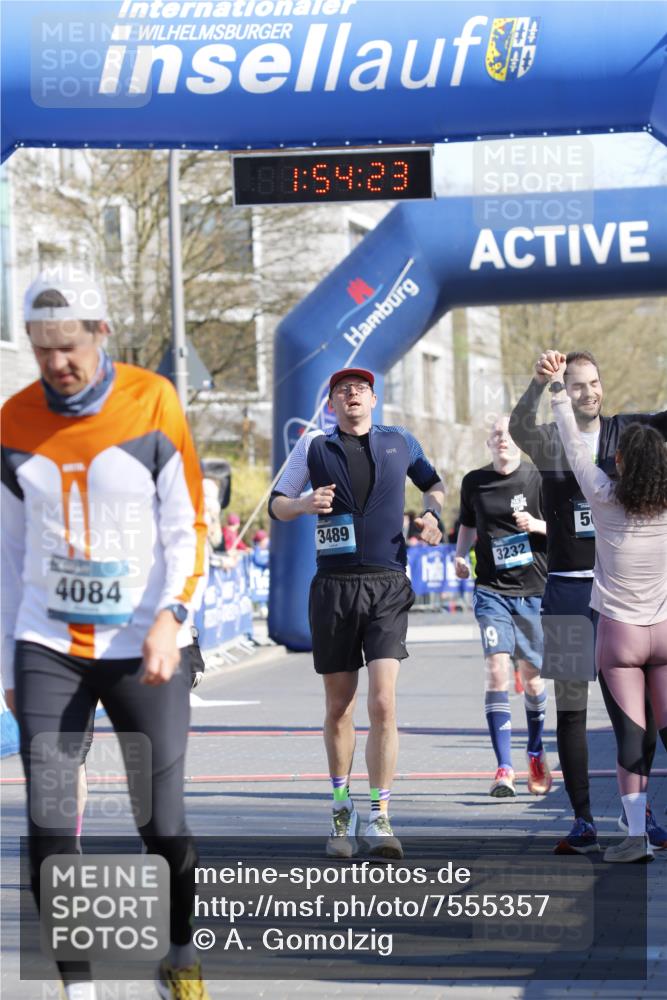 06.04.2025 - 44. Internationalen Wilhelmsburger Insellauf A. Gomolzig http://msf.ph/oto/7555357 06.04.2025 10:44:21 Ziel 3057, 3232, 3489, 4397, 4429, 5064 meine-sportfotos.de