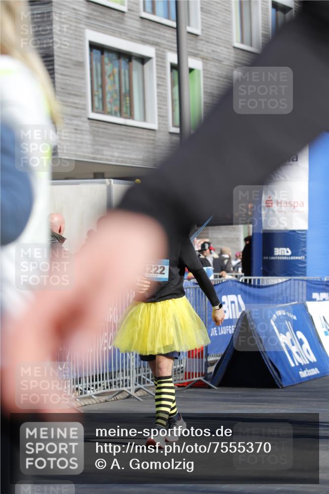 06.04.2025 - 44. Internationalen Wilhelmsburger Insellauf A. Gomolzig http://msf.ph/oto/7555370 06.04.2025 10:44:08 Ziel 3772, 3959, 4084, 4222, 5063 meine-sportfotos.de