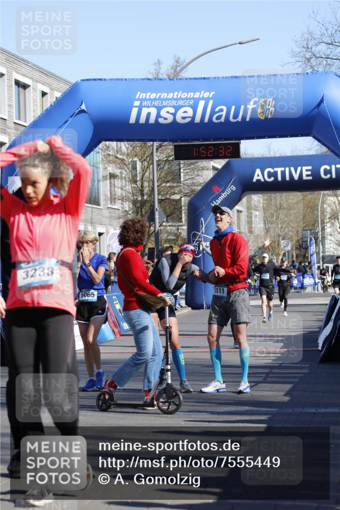 06.04.2025 - 44. Internationalen Wilhelmsburger Insellauf A. Gomolzig http://msf.ph/oto/7555449 06.04.2025 10:42:30 Ziel 3238, 3478, 3503, 3629, 3692, 4240, 5065 meine-sportfotos.de