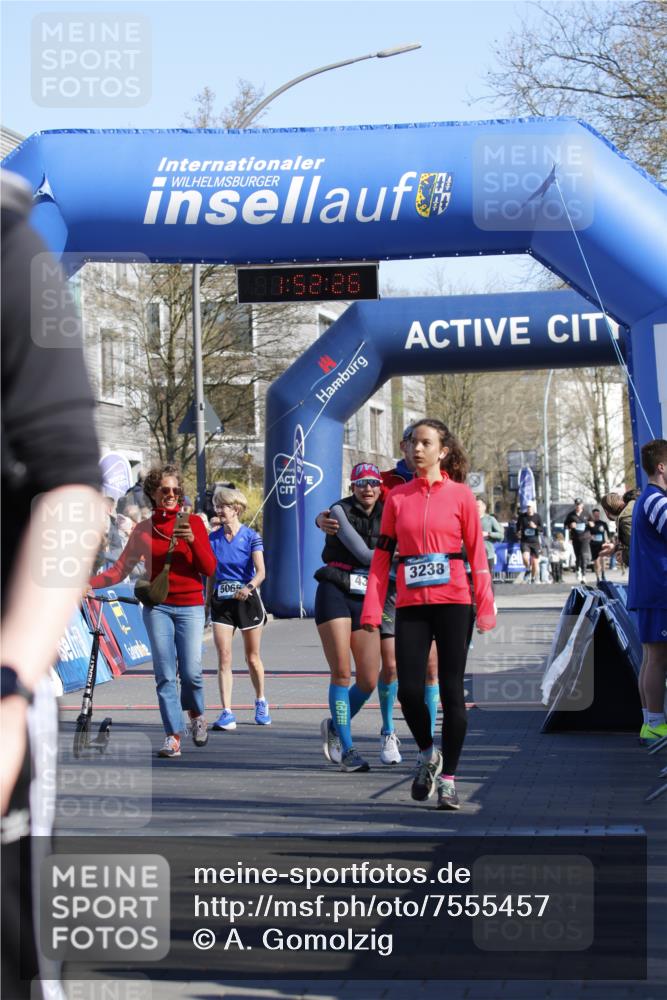06.04.2025 - 44. Internationalen Wilhelmsburger Insellauf A. Gomolzig http://msf.ph/oto/7555457 06.04.2025 10:42:24 Ziel 3238, 3478, 3629, 3692, 3751, 3761, 4130, 4350, 4581, 5065, 5111 meine-sportfotos.de