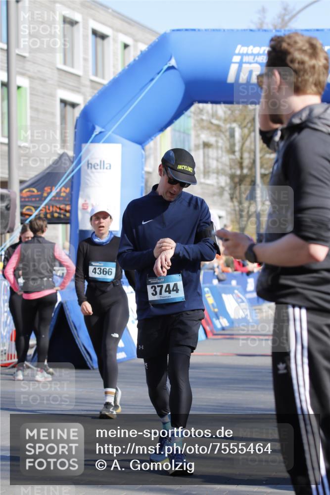 06.04.2025 - 44. Internationalen Wilhelmsburger Insellauf A. Gomolzig http://msf.ph/oto/7555464 06.04.2025 10:42:12 Ziel 3093, 3744, 3761, 4366, 4581, 5111 meine-sportfotos.de