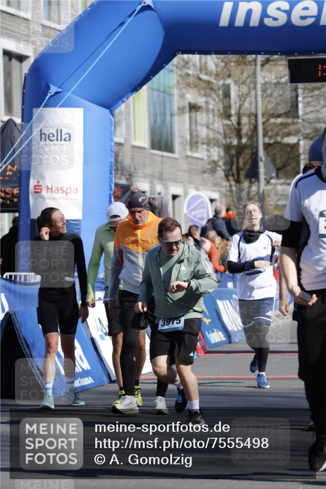06.04.2025 - 44. Internationalen Wilhelmsburger Insellauf A. Gomolzig http://msf.ph/oto/7555498 06.04.2025 10:41:38 Ziel 3104, 3208, 3255, 3432, 3960, 3975, 4078, 5204 meine-sportfotos.de