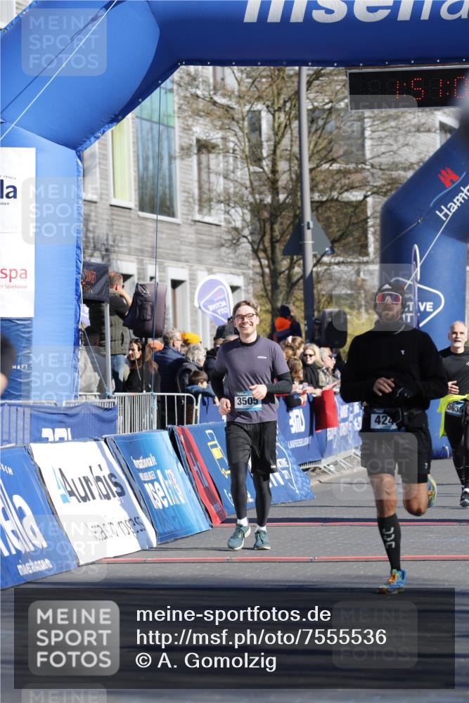 06.04.2025 - 44. Internationalen Wilhelmsburger Insellauf A. Gomolzig http://msf.ph/oto/7555536 06.04.2025 10:41:04 Ziel 3505, 4147, 4241, 4280, 4577, 5132 meine-sportfotos.de