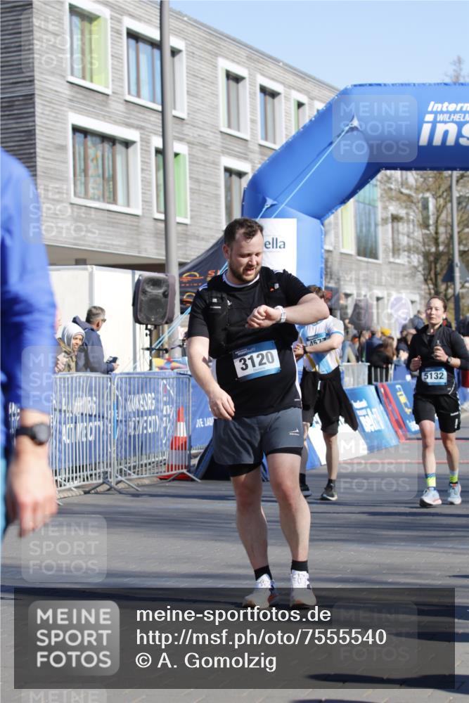06.04.2025 - 44. Internationalen Wilhelmsburger Insellauf A. Gomolzig http://msf.ph/oto/7555540 06.04.2025 10:41:00 Ziel 4147, 4280, 4577, 5132 meine-sportfotos.de