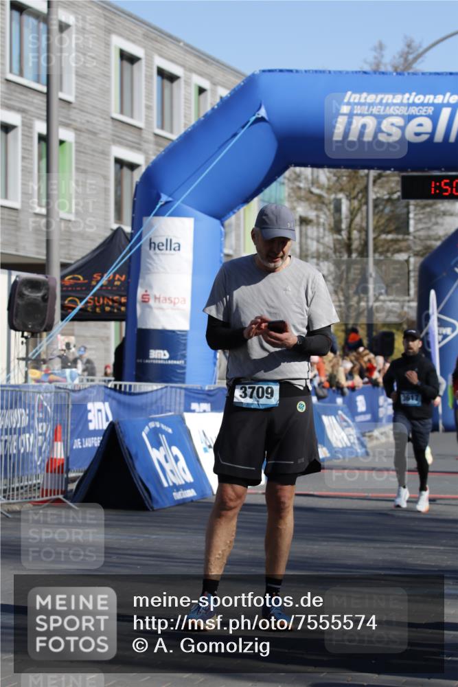 06.04.2025 - 44. Internationalen Wilhelmsburger Insellauf A. Gomolzig http://msf.ph/oto/7555574 06.04.2025 10:40:25 Ziel 3001, 3617, 4139 meine-sportfotos.de