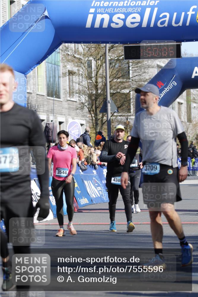 06.04.2025 - 44. Internationalen Wilhelmsburger Insellauf A. Gomolzig http://msf.ph/oto/7555596 06.04.2025 10:40:03 Ziel 3544, 3729, 3887, 4380 meine-sportfotos.de