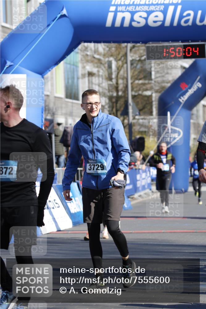 06.04.2025 - 44. Internationalen Wilhelmsburger Insellauf A. Gomolzig http://msf.ph/oto/7555600 06.04.2025 10:40:02 Ziel 3544, 3729, 3887, 4380 meine-sportfotos.de