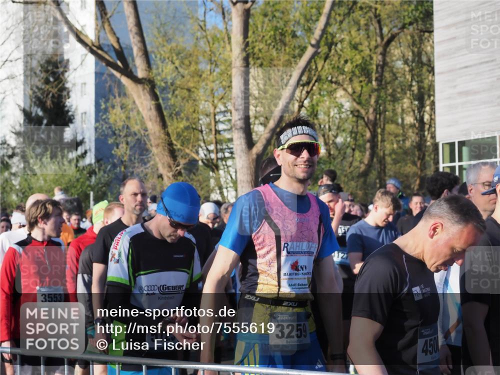 06.04.2025 - 44. Internationalen Wilhelmsburger Insellauf Luisa Fischer http://msf.ph/oto/7555619 06.04.2025 08:48:16 Ziel 3553, 512, 3259, 450 meine-sportfotos.de