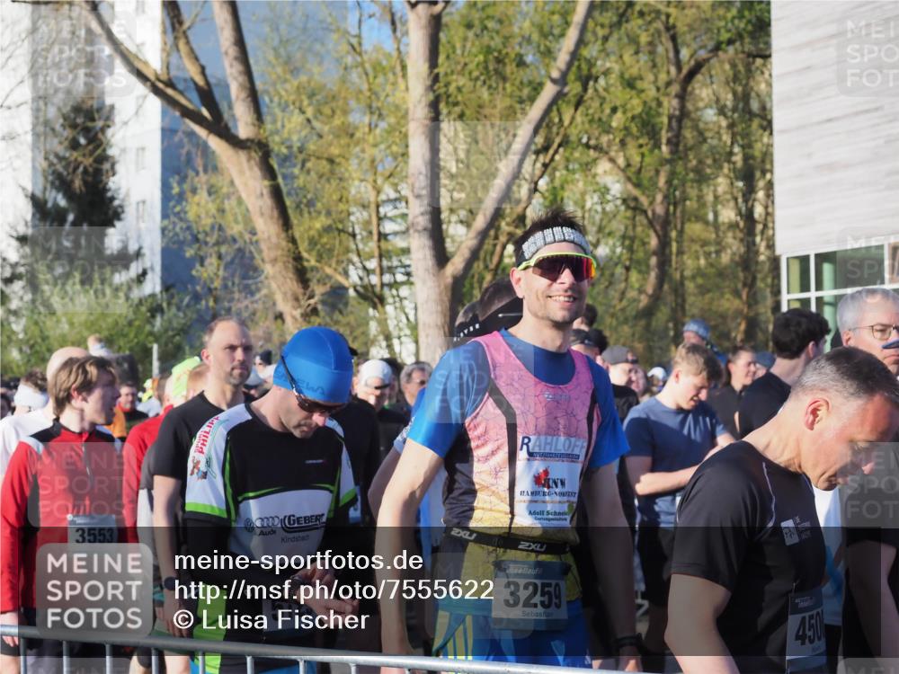 06.04.2025 - 44. Internationalen Wilhelmsburger Insellauf Luisa Fischer http://msf.ph/oto/7555622 06.04.2025 08:48:16 Ziel 3553, 512, 3259, 450 meine-sportfotos.de