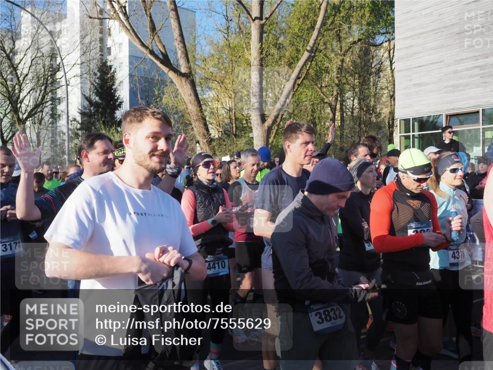 06.04.2025 - 44. Internationalen Wilhelmsburger Insellauf Luisa Fischer http://msf.ph/oto/7555629 06.04.2025 08:48:29 Ziel 3174, 4410, 3832, 202, 4378 meine-sportfotos.de