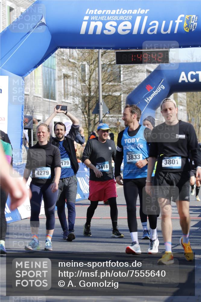 06.04.2025 - 44. Internationalen Wilhelmsburger Insellauf A. Gomolzig http://msf.ph/oto/7555640 06.04.2025 10:39:41 Ziel 3417, 3418, 3756, 3801, 3833, 4067, 5095, 5179 meine-sportfotos.de
