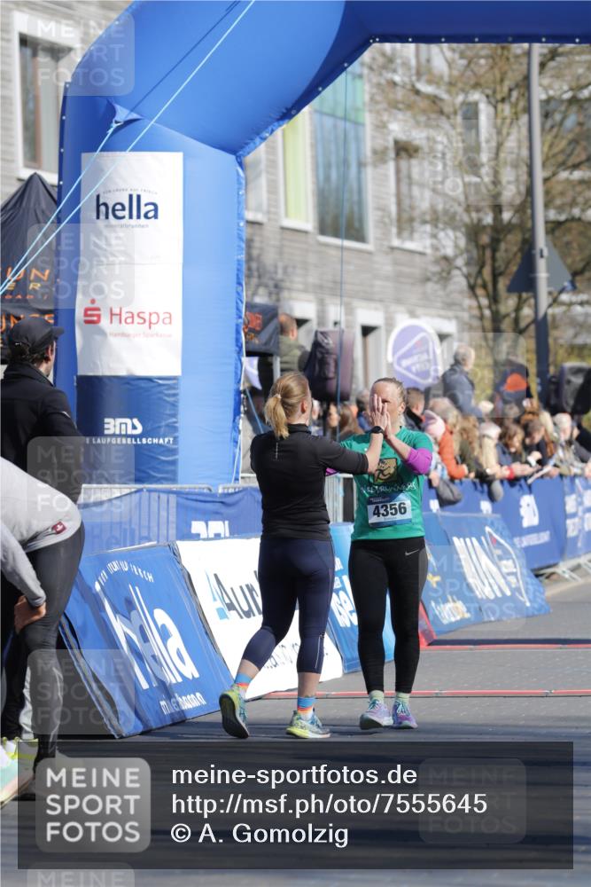 06.04.2025 - 44. Internationalen Wilhelmsburger Insellauf A. Gomolzig http://msf.ph/oto/7555645 06.04.2025 10:39:29 Ziel 3592, 4356, 4560, 4592 meine-sportfotos.de