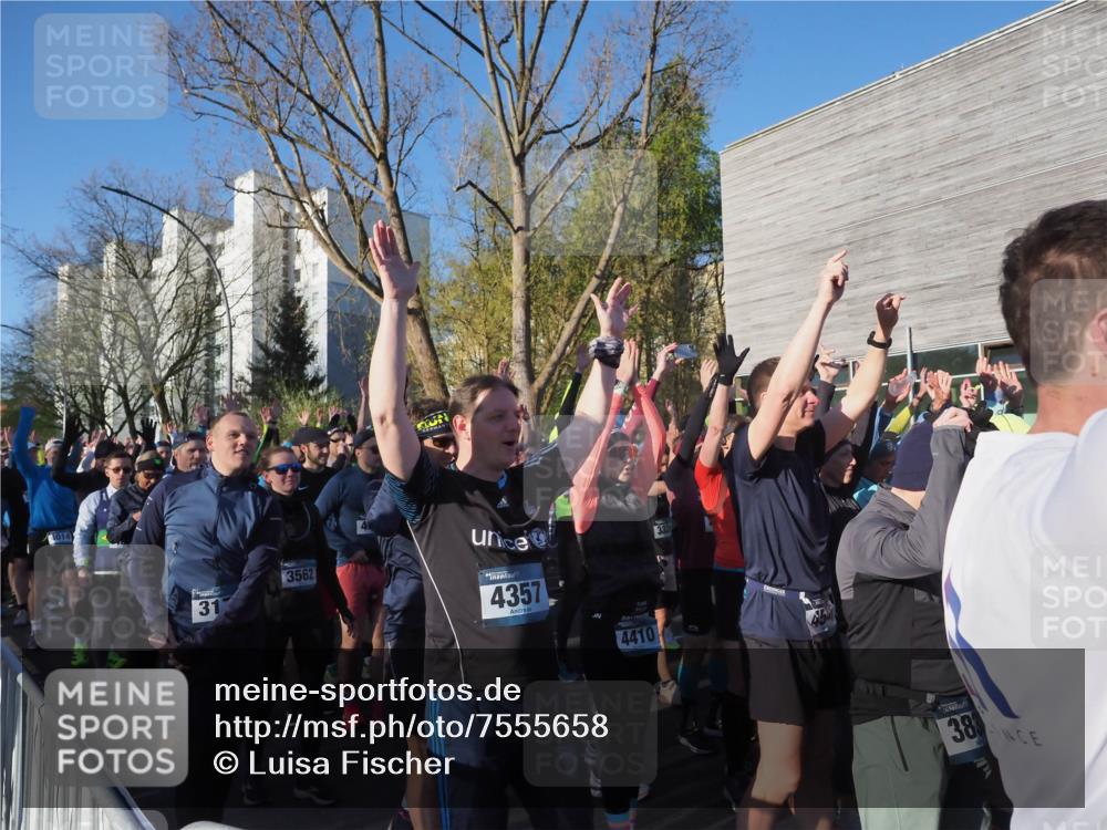 06.04.2025 - 44. Internationalen Wilhelmsburger Insellauf Luisa Fischer http://msf.ph/oto/7555658 06.04.2025 08:48:33 Ziel 1014, 31, 3562, 4357, 4410, 332, 38 meine-sportfotos.de