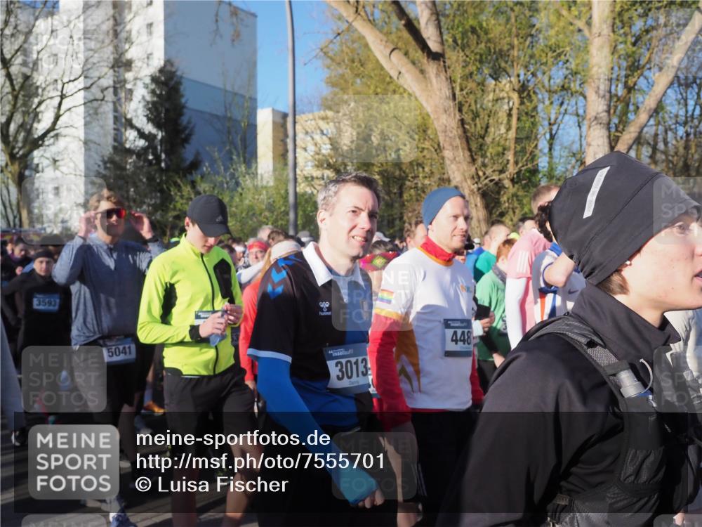 06.04.2025 - 44. Internationalen Wilhelmsburger Insellauf Luisa Fischer http://msf.ph/oto/7555701 06.04.2025 08:50:17 Ziel 3593, 5041, 3013, 448 meine-sportfotos.de
