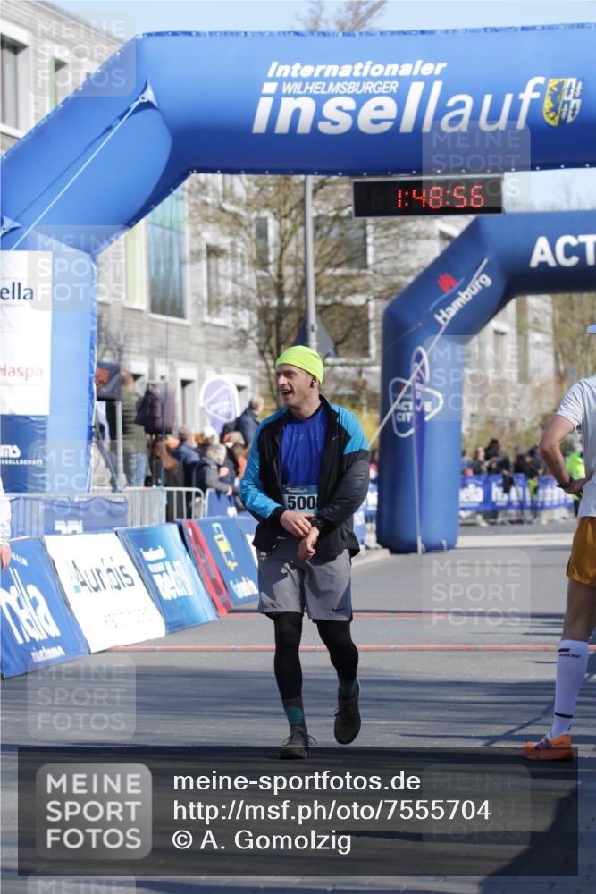 06.04.2025 - 44. Internationalen Wilhelmsburger Insellauf A. Gomolzig http://msf.ph/oto/7555704 06.04.2025 10:38:54 Ziel 3672, 4246, 5008, 5143 meine-sportfotos.de