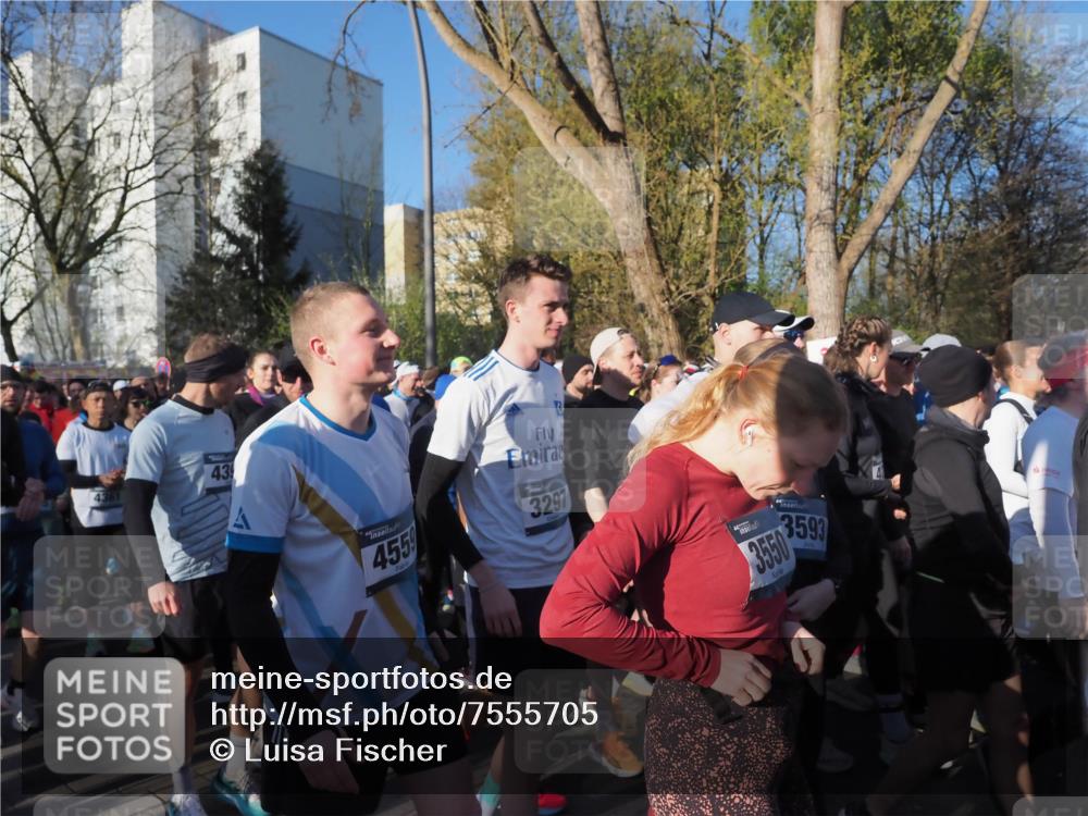 06.04.2025 - 44. Internationalen Wilhelmsburger Insellauf Luisa Fischer http://msf.ph/oto/7555705 06.04.2025 08:50:22 Ziel 4361, 43, 455, 3297, 3593, 3550 meine-sportfotos.de