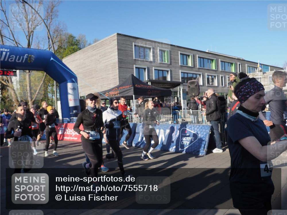 06.04.2025 - 44. Internationalen Wilhelmsburger Insellauf Luisa Fischer http://msf.ph/oto/7555718 06.04.2025 08:51:26 Ziel 1, 26, 4153, 4227, 5178, 45 meine-sportfotos.de