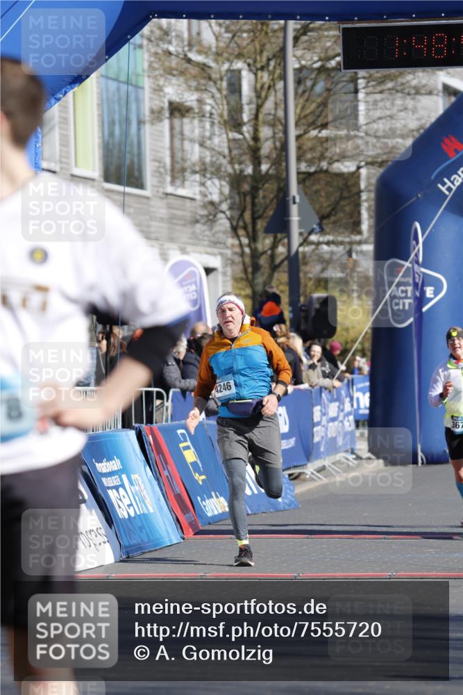 06.04.2025 - 44. Internationalen Wilhelmsburger Insellauf A. Gomolzig http://msf.ph/oto/7555720 06.04.2025 10:38:48 Ziel 3898, 4246, 5143 meine-sportfotos.de