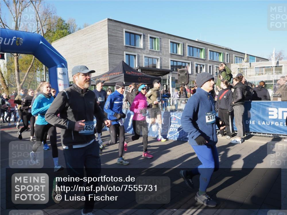 06.04.2025 - 44. Internationalen Wilhelmsburger Insellauf Luisa Fischer http://msf.ph/oto/7555731 06.04.2025 08:51:44 Ziel 4444, 452, 3107, 5172 meine-sportfotos.de