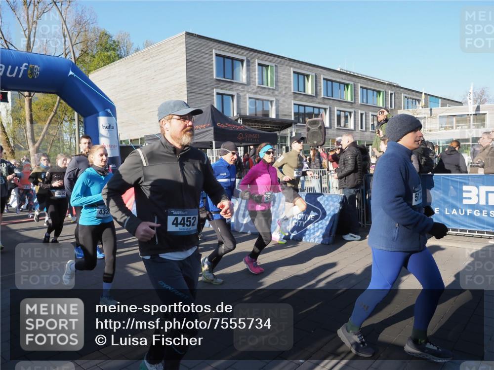 06.04.2025 - 44. Internationalen Wilhelmsburger Insellauf Luisa Fischer http://msf.ph/oto/7555734 06.04.2025 08:51:44 Ziel 3890, 432, 4452, 32, 4059 meine-sportfotos.de