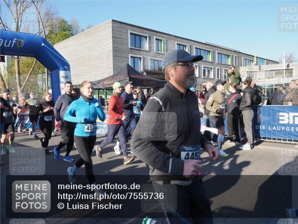 06.04.2025 - 44. Internationalen Wilhelmsburger Insellauf Luisa Fischer http://msf.ph/oto/7555736 06.04.2025 08:51:44 Ziel 3045, 4444, 3106, 3890, 4324, 3109, 405, 44, 445, 3 meine-sportfotos.de
