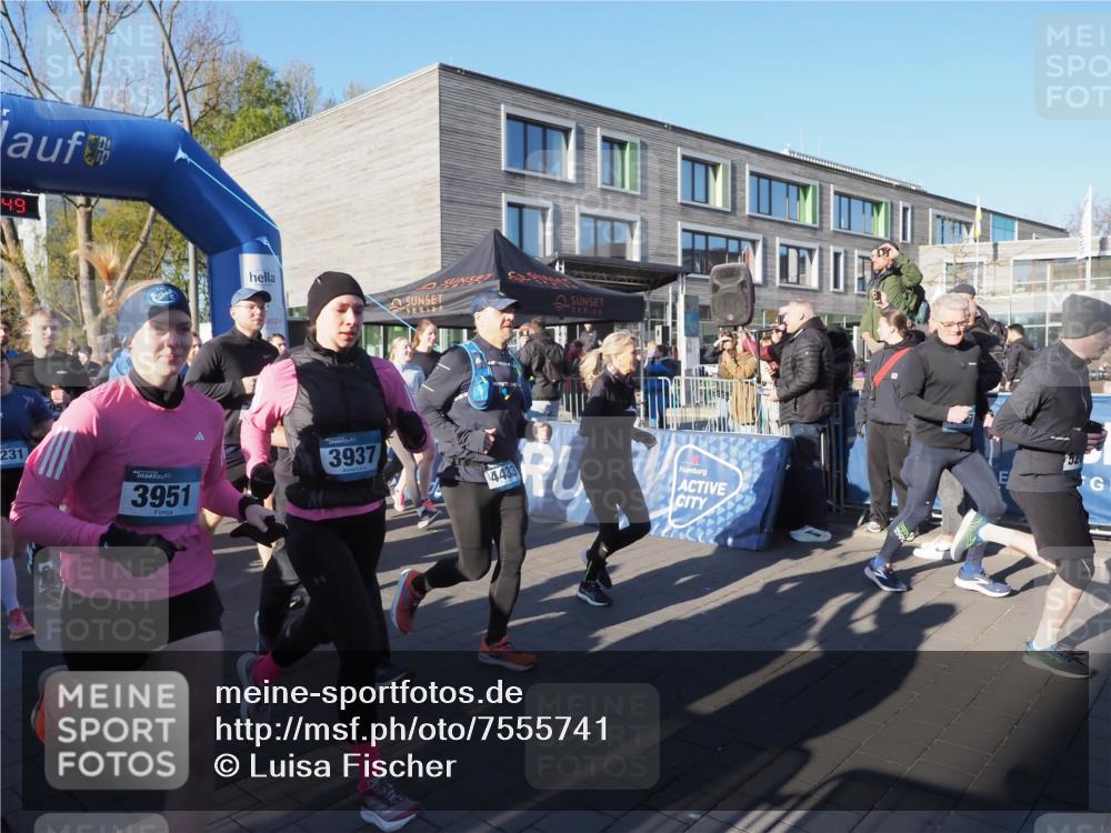 06.04.2025 - 44. Internationalen Wilhelmsburger Insellauf Luisa Fischer http://msf.ph/oto/7555741 06.04.2025 08:51:49 Ziel 49, 231, 3951, 3937, 4433 meine-sportfotos.de