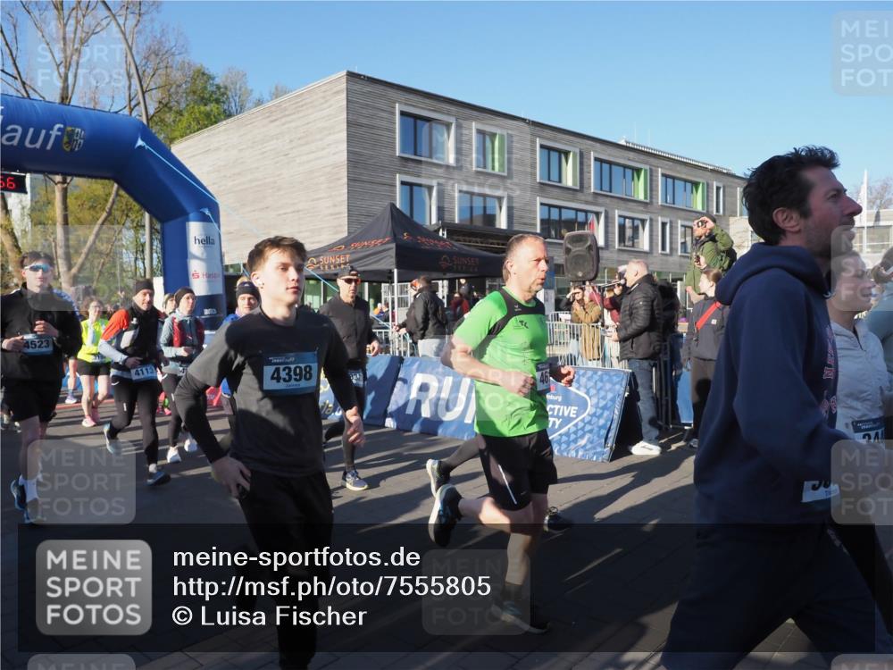 06.04.2025 - 44. Internationalen Wilhelmsburger Insellauf Luisa Fischer http://msf.ph/oto/7555805 06.04.2025 08:51:56 Ziel 56, 4523, 4113, 4398, 832, 21 meine-sportfotos.de