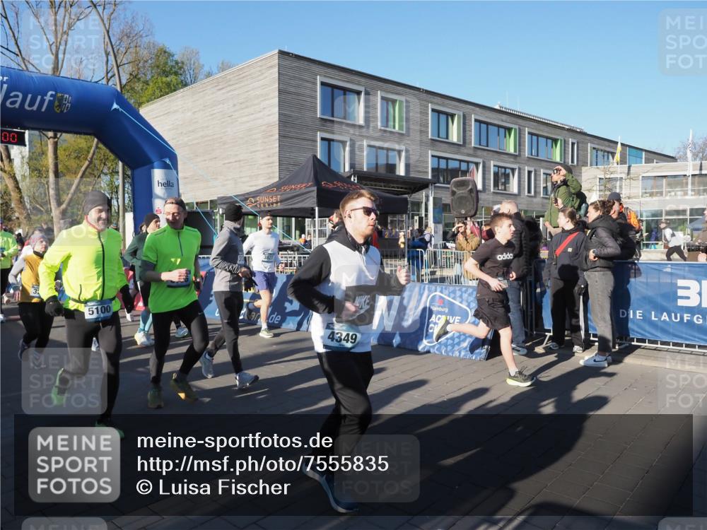 06.04.2025 - 44. Internationalen Wilhelmsburger Insellauf Luisa Fischer http://msf.ph/oto/7555835 06.04.2025 08:52:00 Ziel 00, 3827, 5100, 4349 meine-sportfotos.de