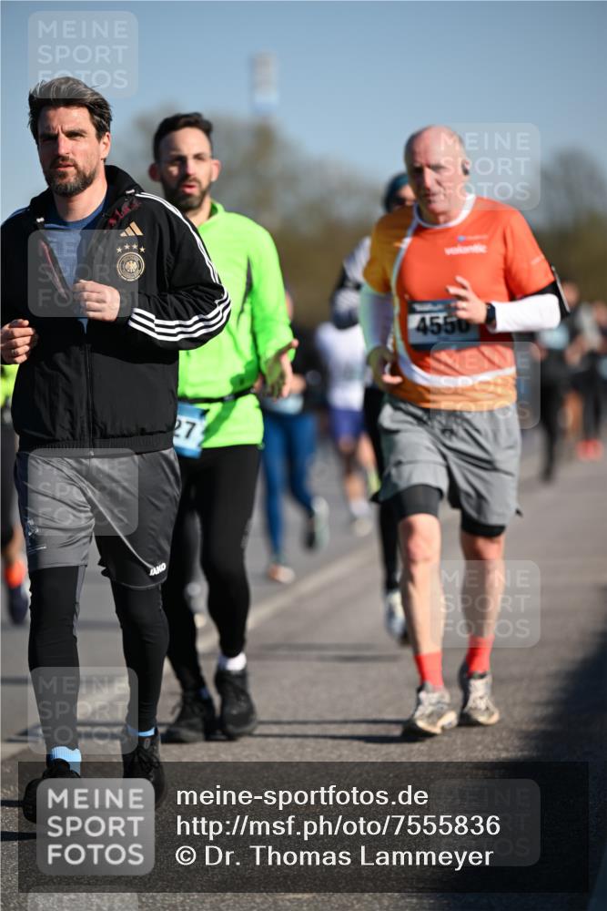 06.04.2025 - 44. Internationalen Wilhelmsburger Insellauf Dr. Thomas Lammeyer http://msf.ph/oto/7555836 06.04.2025 09:31:42 Laufen 27, 4556 meine-sportfotos.de