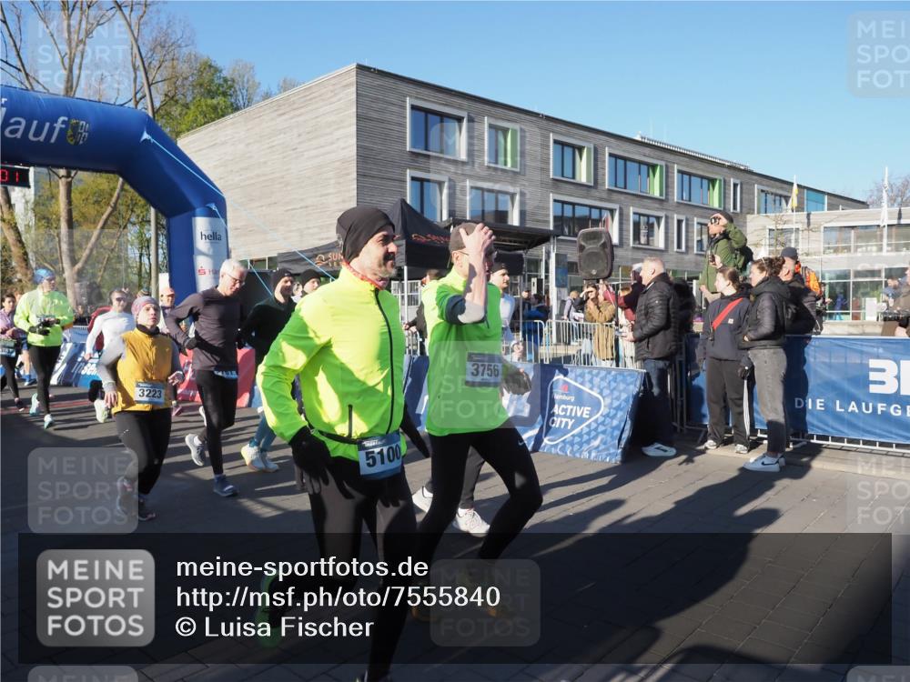 06.04.2025 - 44. Internationalen Wilhelmsburger Insellauf Luisa Fischer http://msf.ph/oto/7555840 06.04.2025 08:52:01 Ziel 01, 363, 3223, 5100, 3756 meine-sportfotos.de