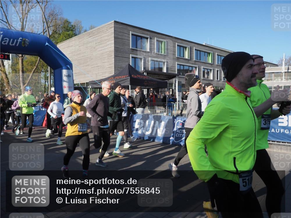 06.04.2025 - 44. Internationalen Wilhelmsburger Insellauf Luisa Fischer http://msf.ph/oto/7555845 06.04.2025 08:52:01 Ziel 01, 4045, 3223, 510, 375 meine-sportfotos.de
