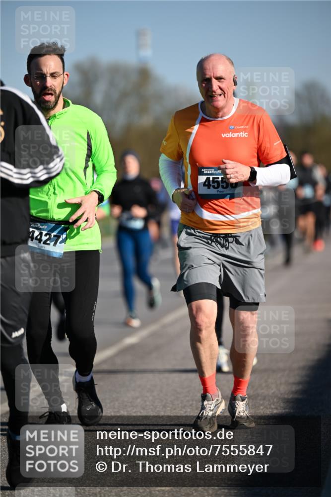 06.04.2025 - 44. Internationalen Wilhelmsburger Insellauf Dr. Thomas Lammeyer http://msf.ph/oto/7555847 06.04.2025 09:31:43 Laufen 4427, 4550 meine-sportfotos.de