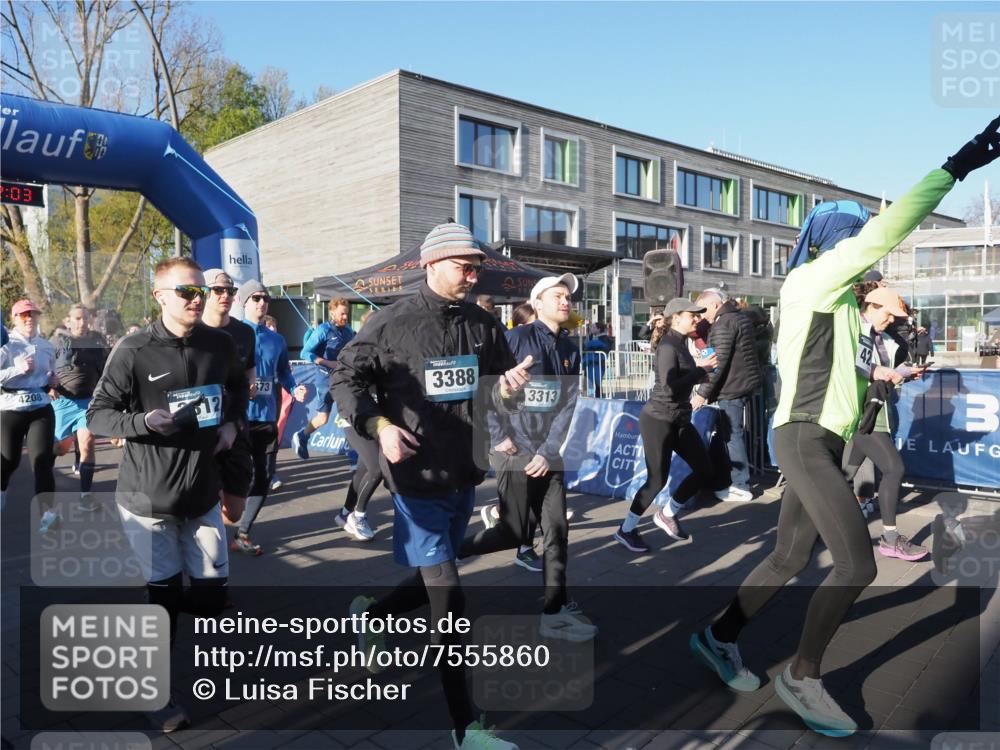 06.04.2025 - 44. Internationalen Wilhelmsburger Insellauf Luisa Fischer http://msf.ph/oto/7555860 06.04.2025 08:52:03 Ziel 2, 03, 4208, 12, 373, 3388, 3313 meine-sportfotos.de
