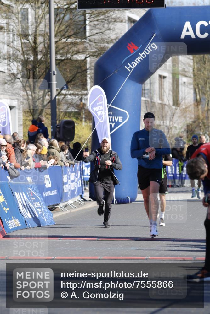 06.04.2025 - 44. Internationalen Wilhelmsburger Insellauf A. Gomolzig http://msf.ph/oto/7555866 06.04.2025 10:36:58 Ziel 3690, 4534, 5098 meine-sportfotos.de