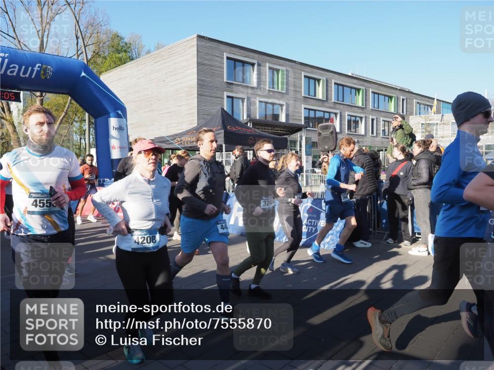 06.04.2025 - 44. Internationalen Wilhelmsburger Insellauf Luisa Fischer http://msf.ph/oto/7555870 06.04.2025 08:52:05 Ziel 05, 455, 4208, 3202 meine-sportfotos.de