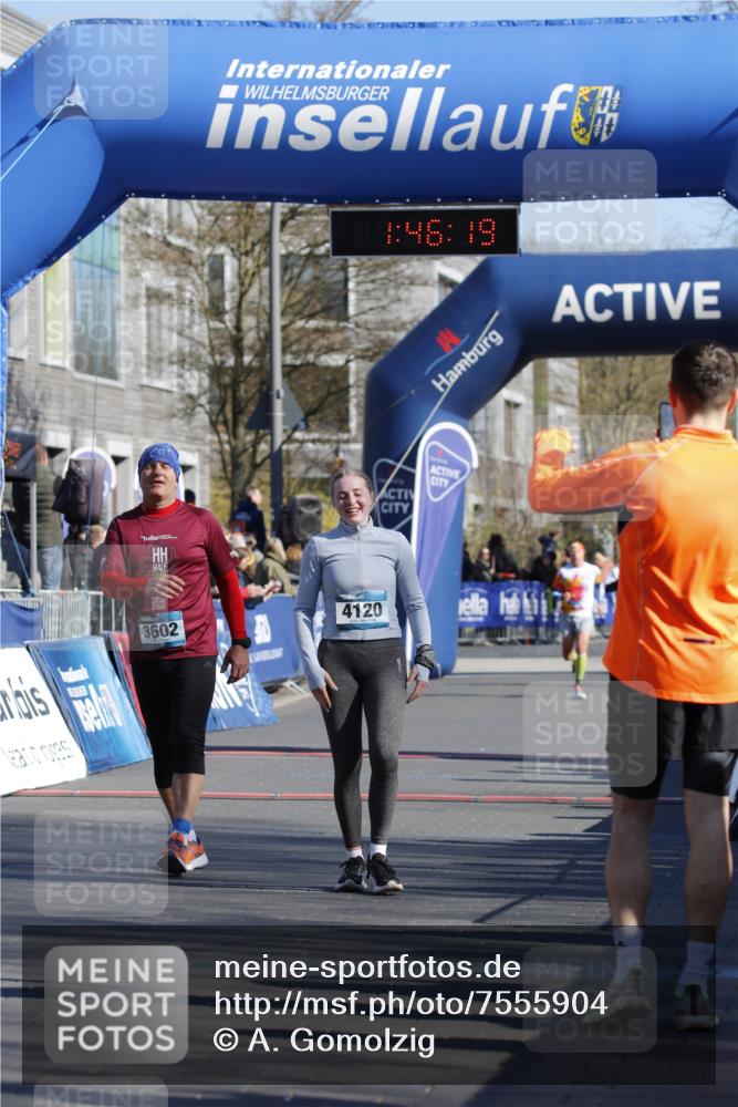 06.04.2025 - 44. Internationalen Wilhelmsburger Insellauf A. Gomolzig http://msf.ph/oto/7555904 06.04.2025 10:36:18 Ziel 3602, 3944, 4120 meine-sportfotos.de