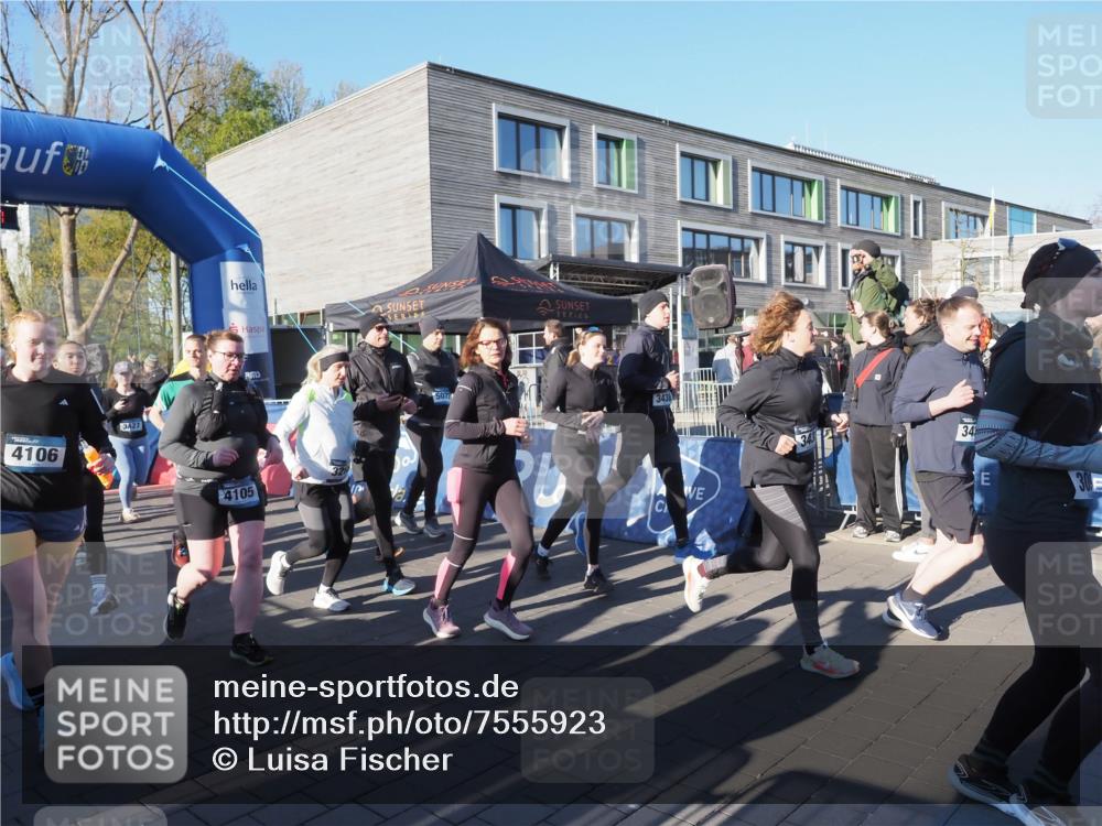 06.04.2025 - 44. Internationalen Wilhelmsburger Insellauf Luisa Fischer http://msf.ph/oto/7555923 06.04.2025 08:52:57 Ziel 4106, 3427, 0, 4105, 5072, 3438, 34 meine-sportfotos.de