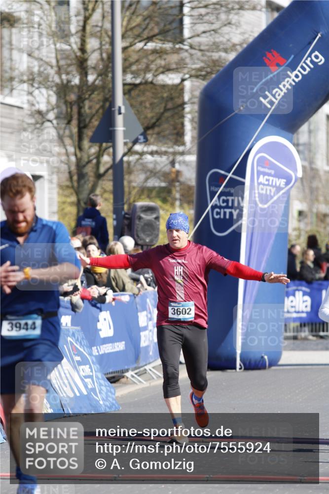 06.04.2025 - 44. Internationalen Wilhelmsburger Insellauf A. Gomolzig http://msf.ph/oto/7555924 06.04.2025 10:36:11 Ziel 3832, 3933, 3944 meine-sportfotos.de