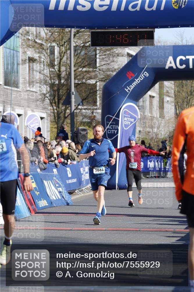 06.04.2025 - 44. Internationalen Wilhelmsburger Insellauf A. Gomolzig http://msf.ph/oto/7555929 06.04.2025 10:36:09 Ziel 3832, 3933, 3944 meine-sportfotos.de