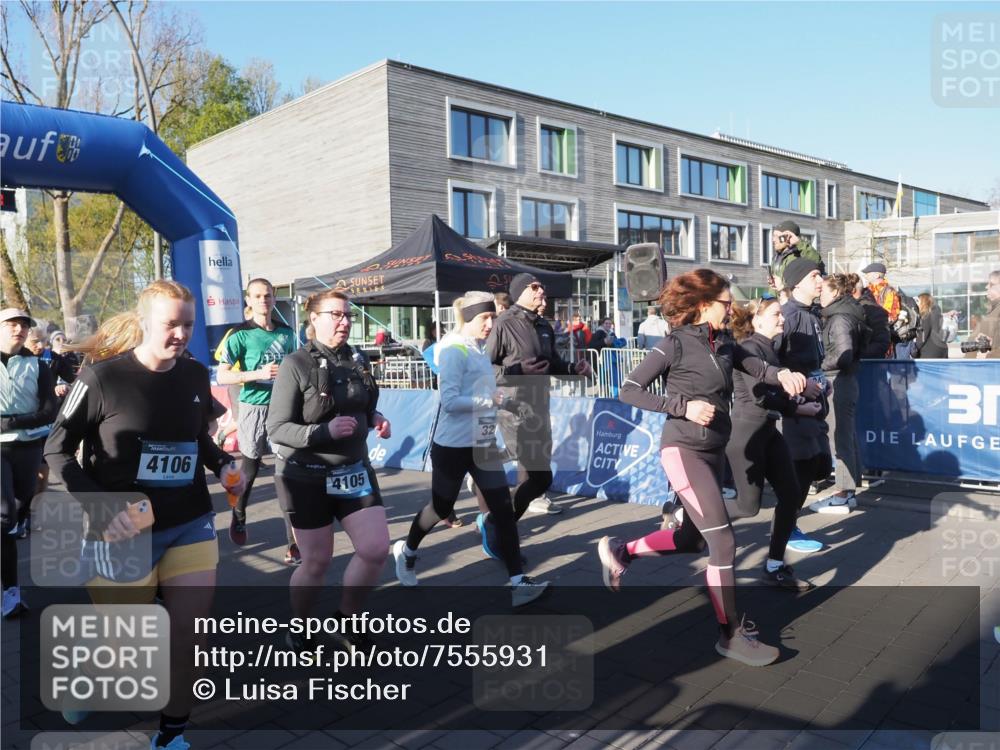 06.04.2025 - 44. Internationalen Wilhelmsburger Insellauf Luisa Fischer http://msf.ph/oto/7555931 06.04.2025 08:52:57 Ziel 4106, 4105, 32 meine-sportfotos.de