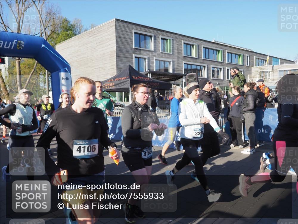06.04.2025 - 44. Internationalen Wilhelmsburger Insellauf Luisa Fischer http://msf.ph/oto/7555933 06.04.2025 08:52:58 Ziel 4106, 4105, 32 meine-sportfotos.de