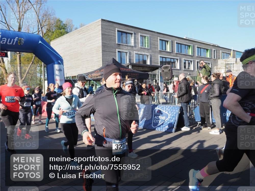 06.04.2025 - 44. Internationalen Wilhelmsburger Insellauf Luisa Fischer http://msf.ph/oto/7555952 06.04.2025 08:53:00 Ziel 30, 3309, 4151, 4064, 40, 3224, 322 meine-sportfotos.de