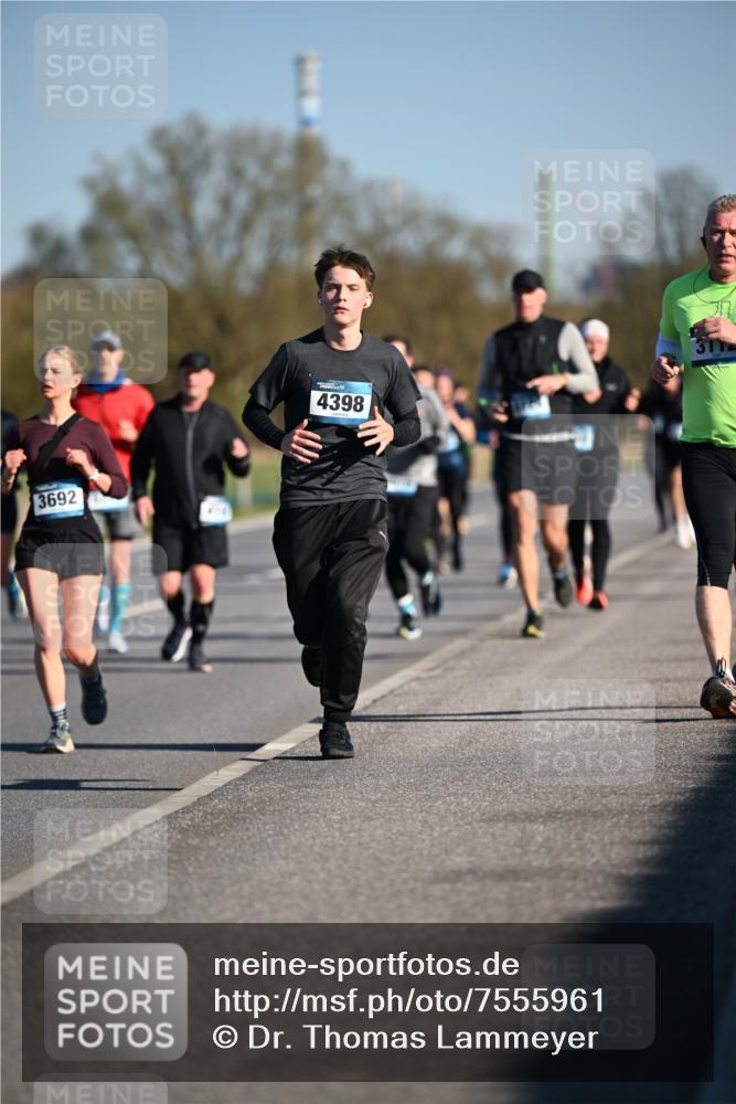 06.04.2025 - 44. Internationalen Wilhelmsburger Insellauf Dr. Thomas Lammeyer http://msf.ph/oto/7555961 06.04.2025 09:31:49 Laufen 3692, 4398 meine-sportfotos.de
