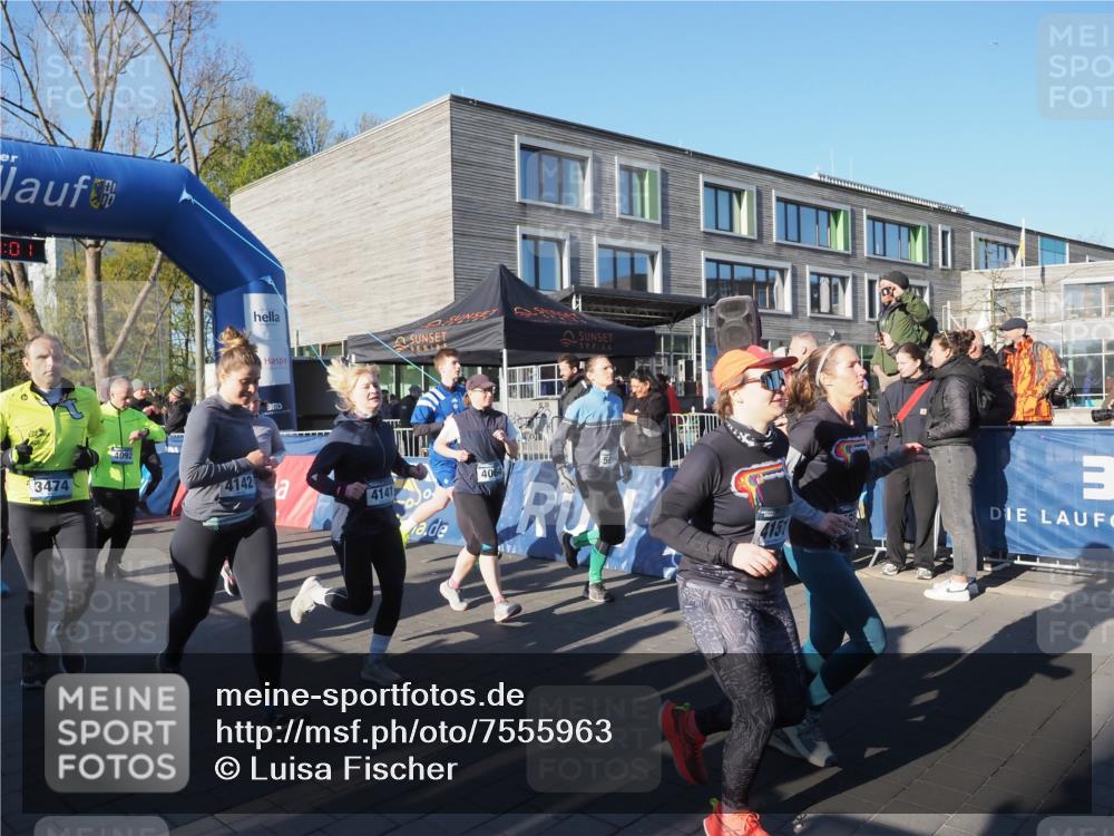 06.04.2025 - 44. Internationalen Wilhelmsburger Insellauf Luisa Fischer http://msf.ph/oto/7555963 06.04.2025 08:53:01 Ziel 3474, 4092, 4142, 4141, 4064, 4151 meine-sportfotos.de