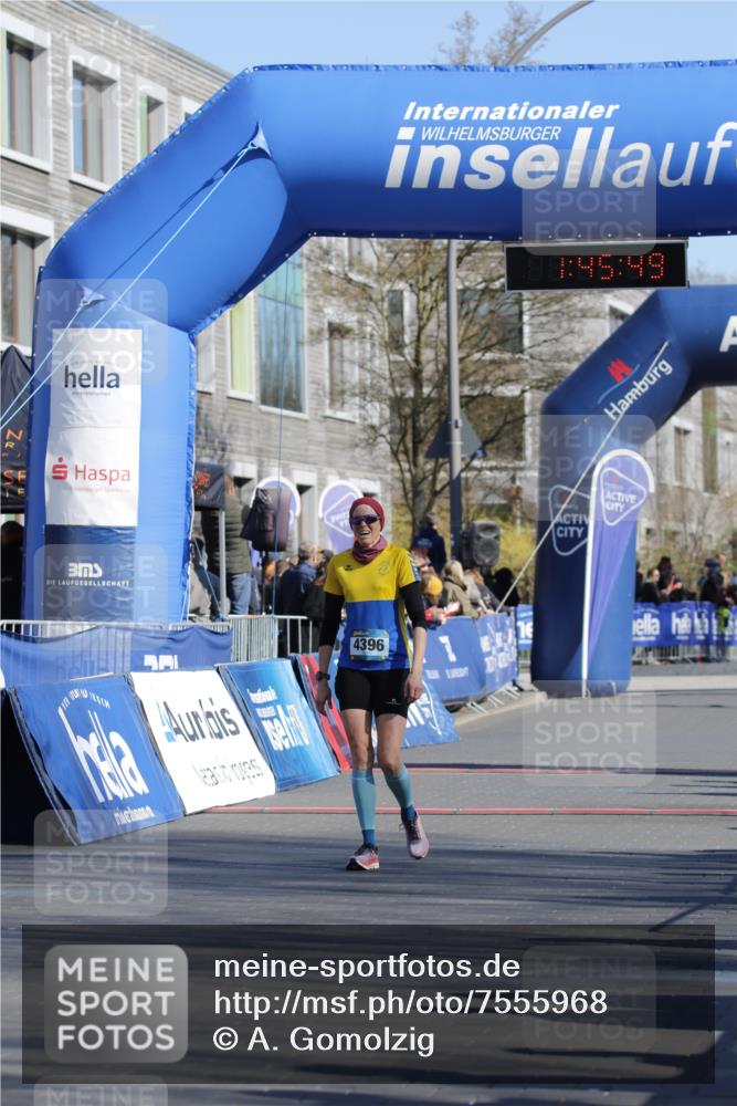 06.04.2025 - 44. Internationalen Wilhelmsburger Insellauf A. Gomolzig http://msf.ph/oto/7555968 06.04.2025 10:35:47 Ziel 4216, 4312, 4396 meine-sportfotos.de