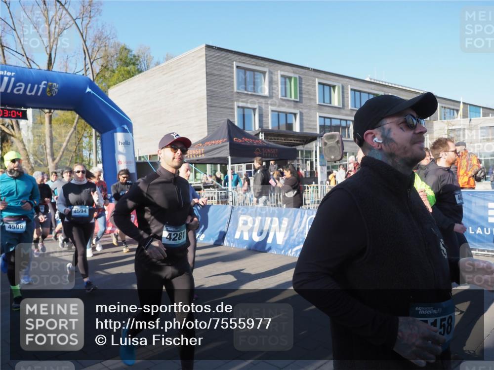 06.04.2025 - 44. Internationalen Wilhelmsburger Insellauf Luisa Fischer http://msf.ph/oto/7555977 06.04.2025 08:53:04 Ziel 03, 04, 4596, 4594, 4281, 58 meine-sportfotos.de